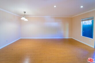 18350 Hatteras St-Unit -141 in Los Angeles, CA - Building Photo - Building Photo