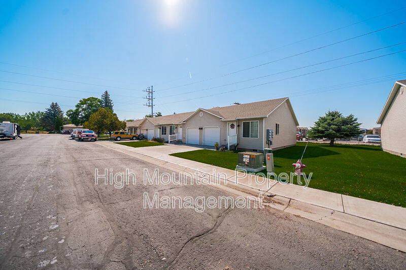 860 S 5th St W in Rexburg, ID - Foto de edificio