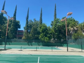 Tarzana Tennis Club Apartments in Tarzana, CA - Foto de edificio - Building Photo