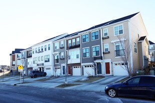8 Sherwood Row NW in Calgary, AB - Building Photo