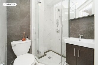 102 Greenwich Ave in New York, NY - Building Photo - Building Photo