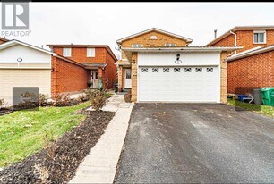 30 Clarridge Ct in Brampton, ON - Building Photo
