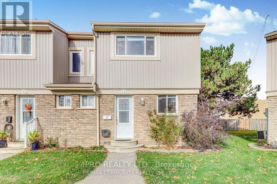 561-561 Childs Dr in Milton, ON - Building Photo