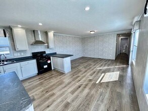 8001 Hamilton Ave in Cincinnati, OH - Building Photo - Building Photo