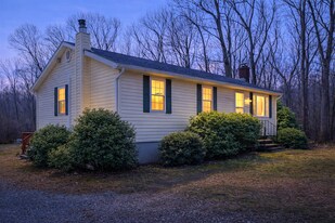 91 Lynch Rd in Lebanon, CT - Building Photo