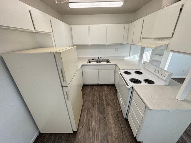 147 Westminster Way in Henderson, NV - Building Photo - Building Photo