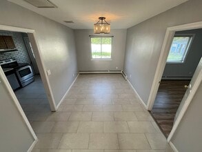 33 Country Greens Dr, Unit 1 in Holtsville, NY - Foto de edificio - Building Photo