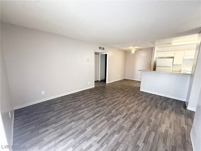 2981 Juniper Hills Blvd in Las Vegas, NV - Foto de edificio - Building Photo