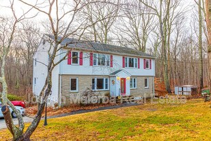 405 Noank Ledyard Rd in Groton, CT - Building Photo