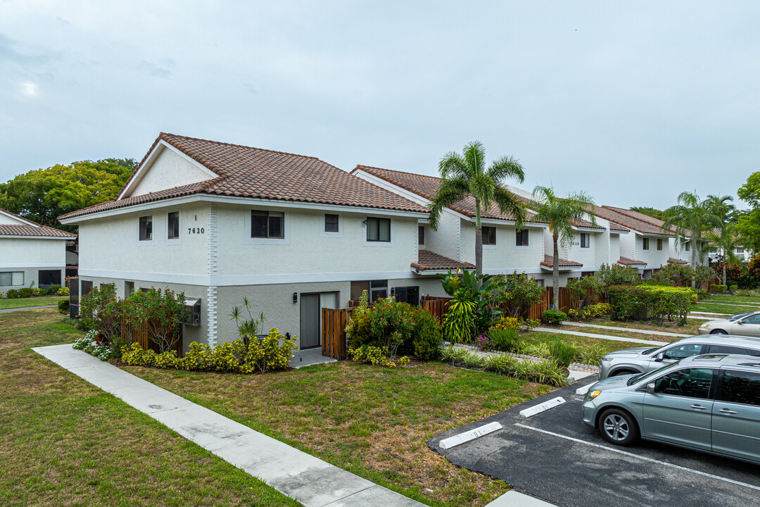 Lago Del Mar Condominiums in Boca Raton, FL - Building Photo