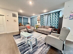 102 Dickson Ct in Highland Park, NJ - Building Photo - Building Photo