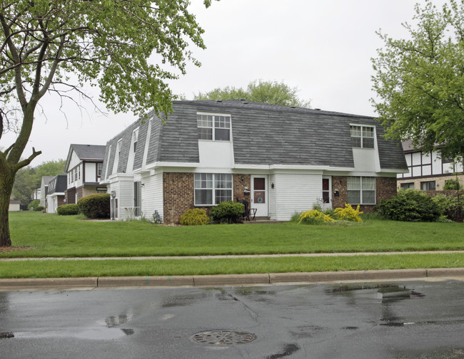 Kendal Oaks Apartments in Saukville, WI - Building Photo - Building Photo