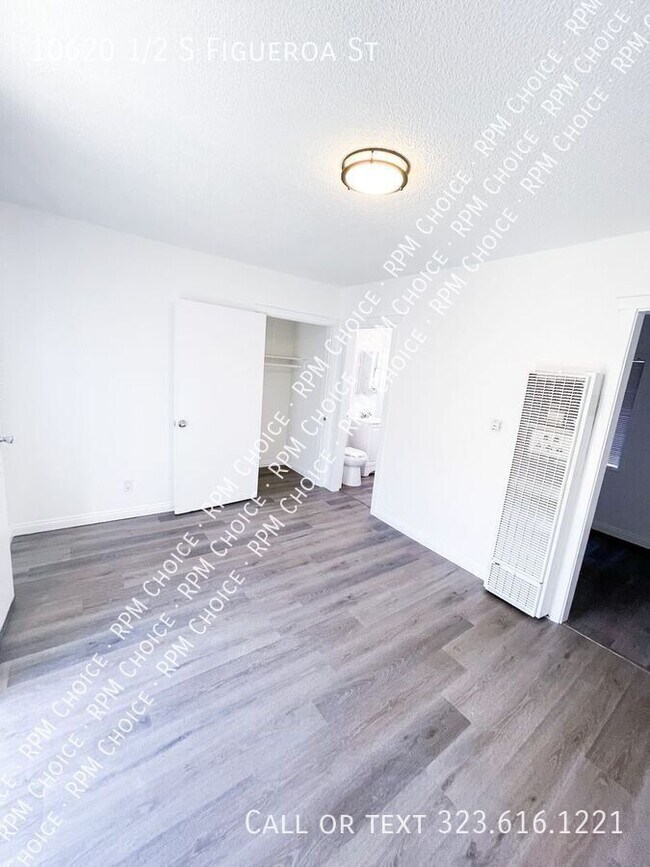 10620 1/2 S Figueroa St in Los Angeles, CA - Building Photo - Building Photo