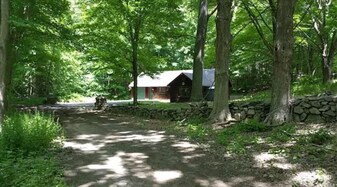 13 Waterbury St in Weston, CT - Building Photo