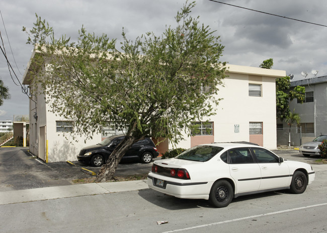 1125 W 71st St in Hialeah, FL - Building Photo - Building Photo