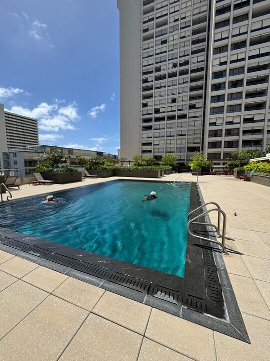 1717 Mott Smith Dr in Honolulu, HI - Building Photo