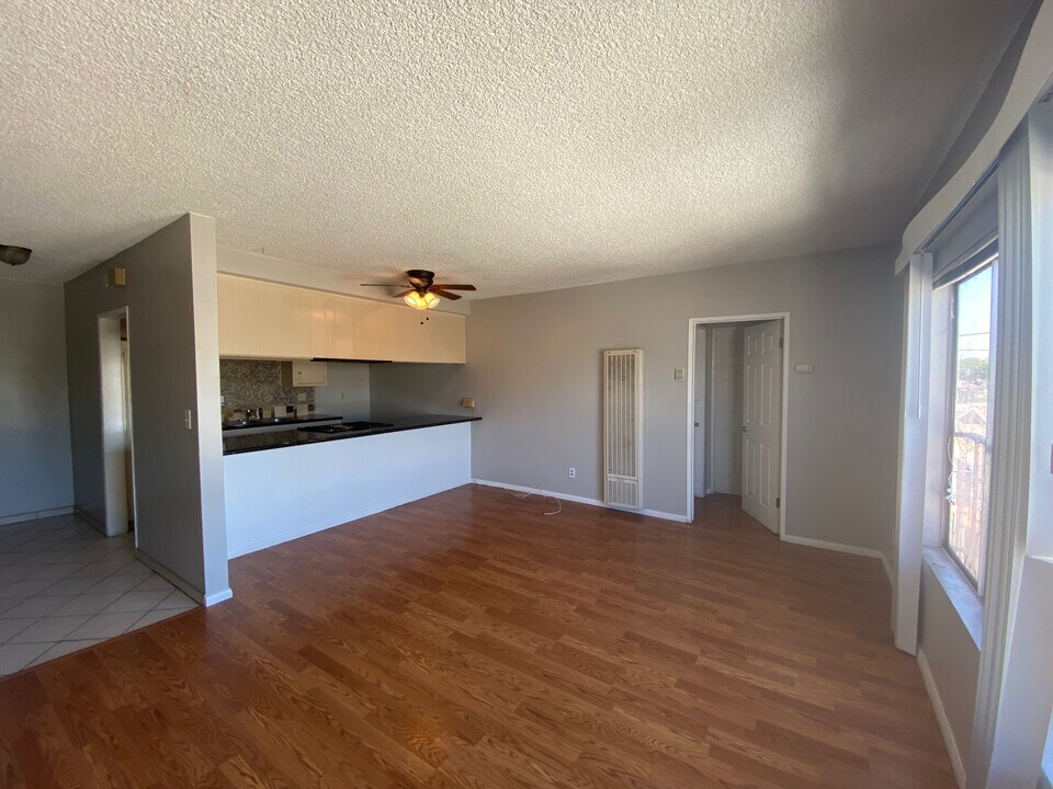 233 Stepney St in Inglewood, CA - Building Photo