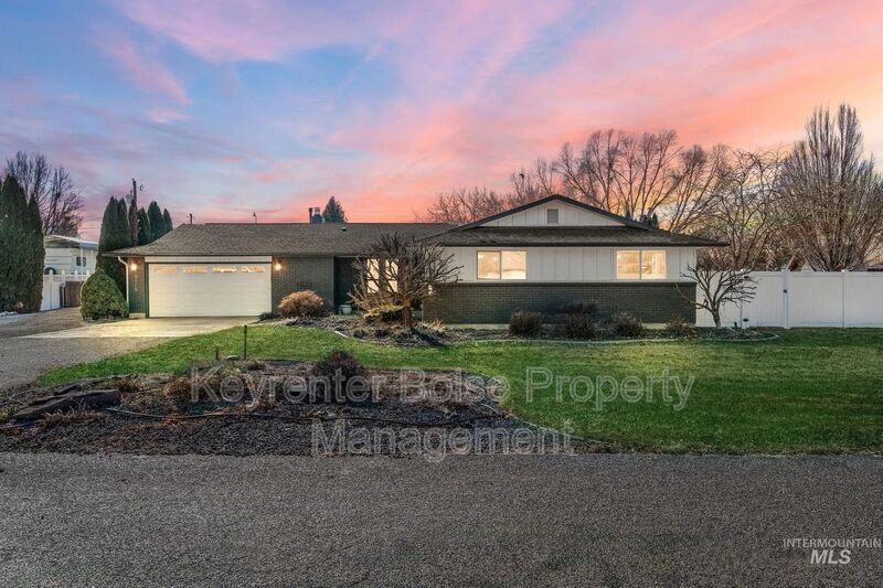 4115 E Meadow Wood Dr in Meridian, ID - Building Photo