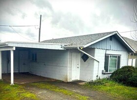 435 NE Russell Ave in Roseburg, OR - Building Photo
