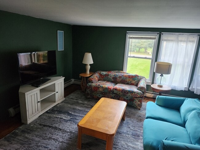 2460 US Route 5 N in Windsor, VT - Foto de edificio - Building Photo