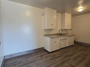 1639 W 84th Pl, Unit 4 in Los Angeles, CA - Building Photo - Building Photo