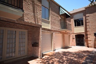 6106 Burgoyne Rd in Houston, TX - Foto de edificio - Building Photo