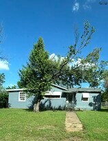 306 S Henrietta St in Henrietta, TX - Building Photo