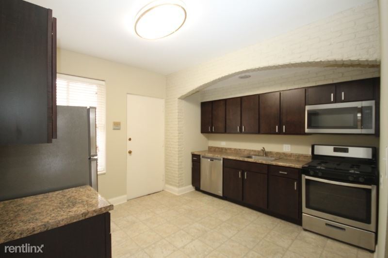 2858 N Clark St in Chicago, IL - Building Photo