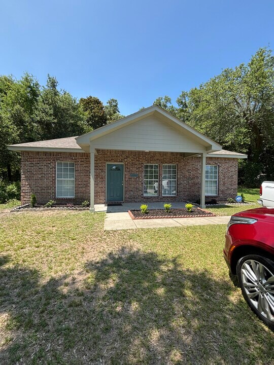 206 E Railroad St in Gulfport, MS - Building Photo