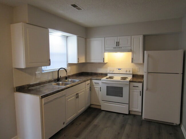 1918 NE Knollbrook St in Lee's Summit, MO - Building Photo - Building Photo