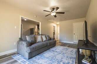 106 Mimosa St in Lake Jackson, TX - Building Photo - Building Photo