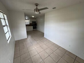 300 NW 28th Way in Fort Lauderdale, FL - Building Photo - Building Photo