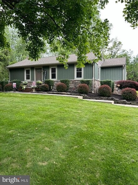 3426 Bursonville Rd in Riegelsville, PA - Building Photo