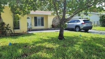 2590 NW 98th Ave in Sunrise, FL - Building Photo