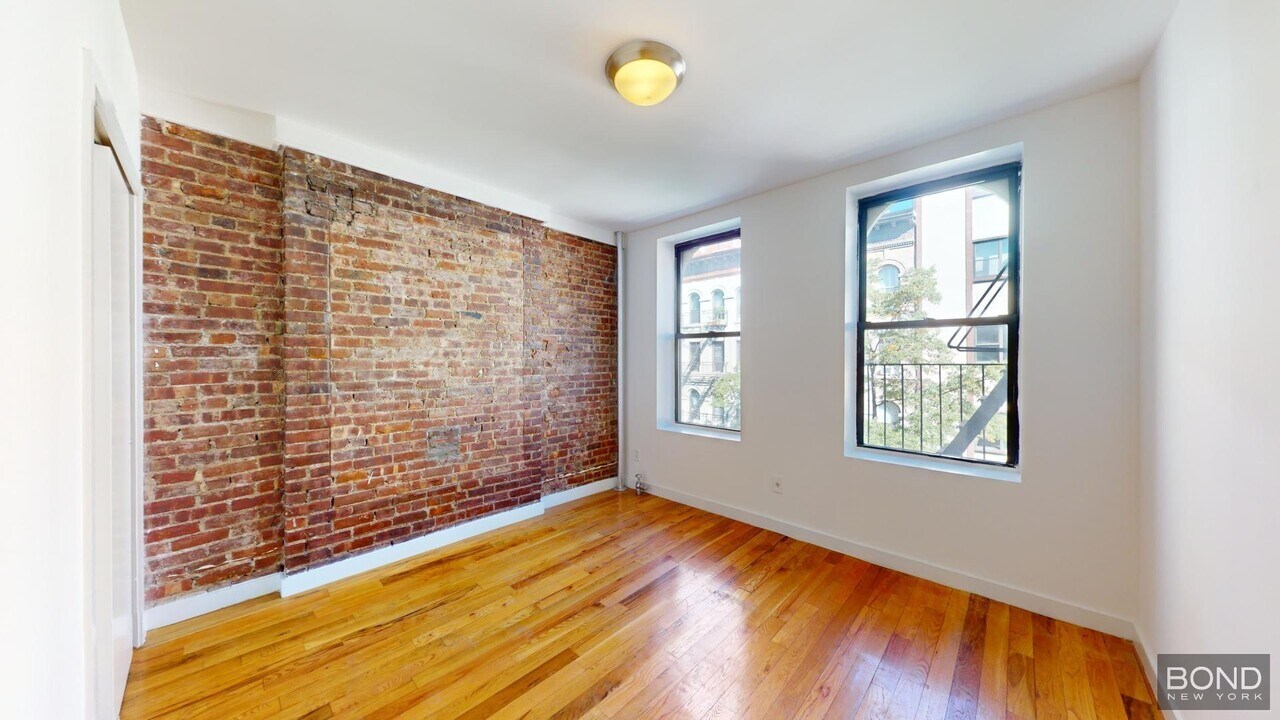 312 E 91st St in New York, NY - Building Photo