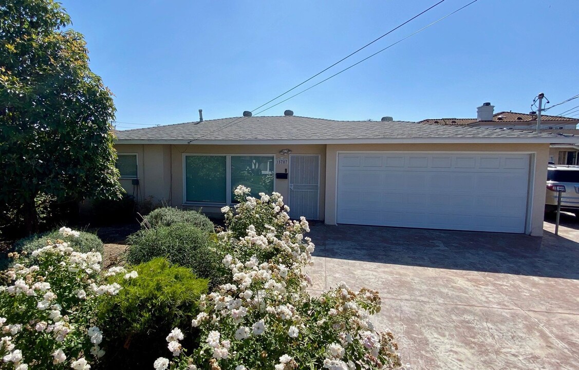 15707-15707 1/2 Larch Ave in Lawndale, CA - Building Photo