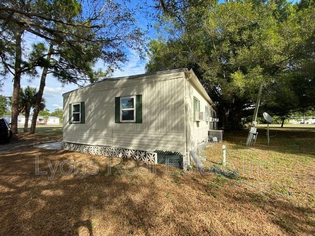 2331 Gish Ln in North Fort Myers, FL - Building Photo - Building Photo