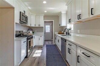 1649 Crestview Ave in San Bernardino, CA - Foto de edificio - Building Photo