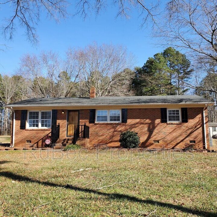 319 Lake Montonia Rd in Kings Mountain, NC - Building Photo
