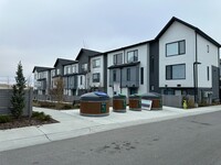 Beautiful 2 Bdrm/2.5 Bthrm Townhouse - Eva... in Calgary, AB - Building Photo - Building Photo