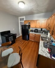 121 Hillside St, Unit 2 in Boston, MA - Foto de edificio - Building Photo