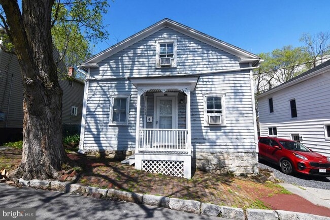 property at 122 E Monmouth St