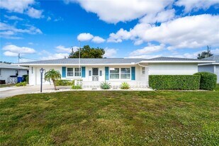 2449 Breakwater Cir in Sarasota, FL - Building Photo