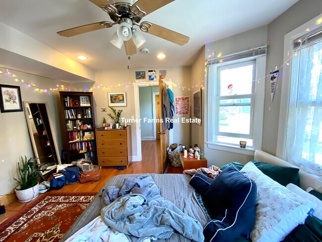 21 Dorr St, Unit C in Boston, MA - Foto de edificio - Building Photo