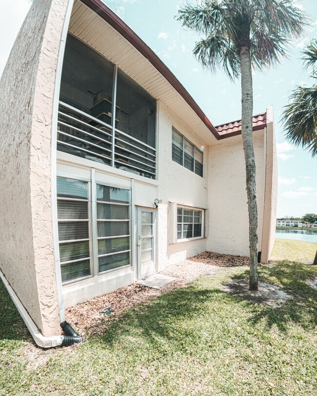204 Lake Frances Dr in West Palm Beach, FL - Building Photo - Building Photo