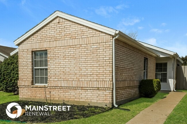10255 Carolina Oaks Dr, Unit 0622 in Dallas, TX - Foto de edificio - Building Photo