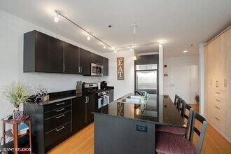 653 N Kingsbury St in Chicago, IL - Foto de edificio - Building Photo