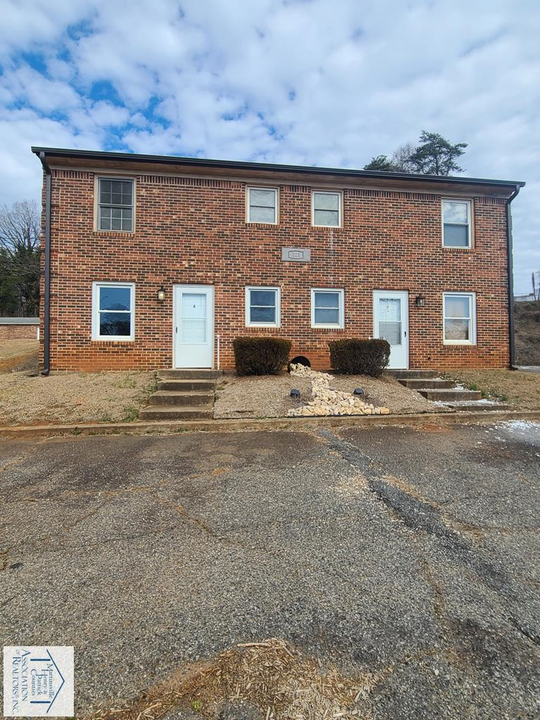 221 Clearview Dr in Martinsville, VA - Building Photo