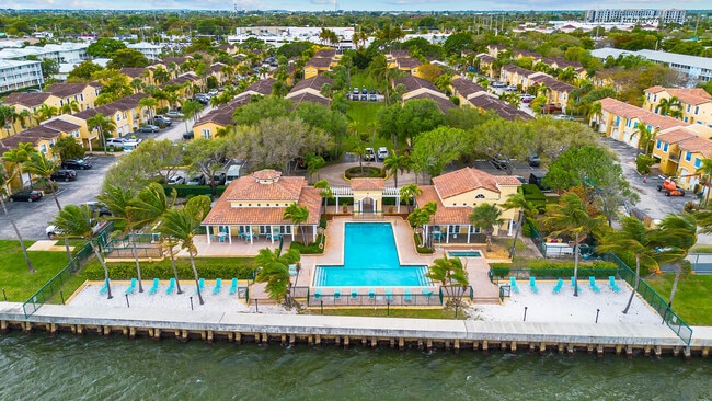 1060 Lake Shore Dr in West Palm Beach, FL - Building Photo - Building Photo