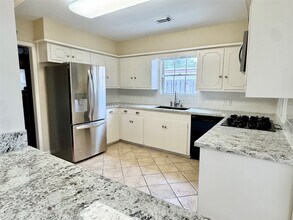 8218 Edgemoor Dr in Houston, TX - Building Photo - Building Photo